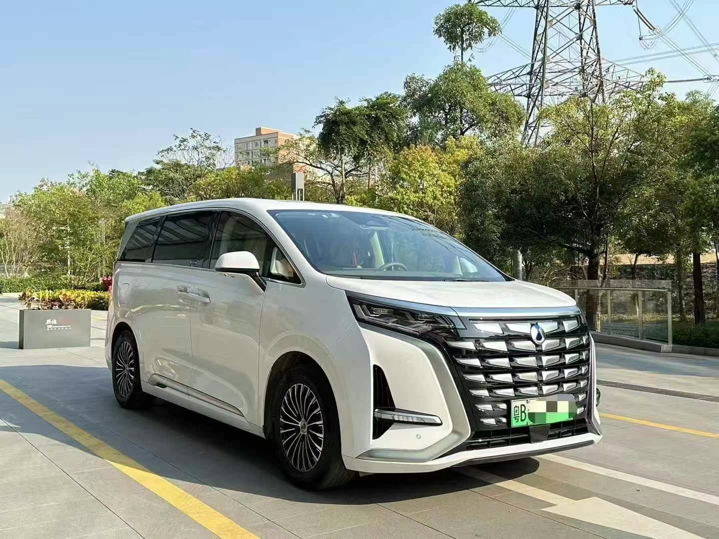 腾势D9 油电混合四驱 2023年上牌 抵押车 背户车 半价车 债权车 带牌永久使用